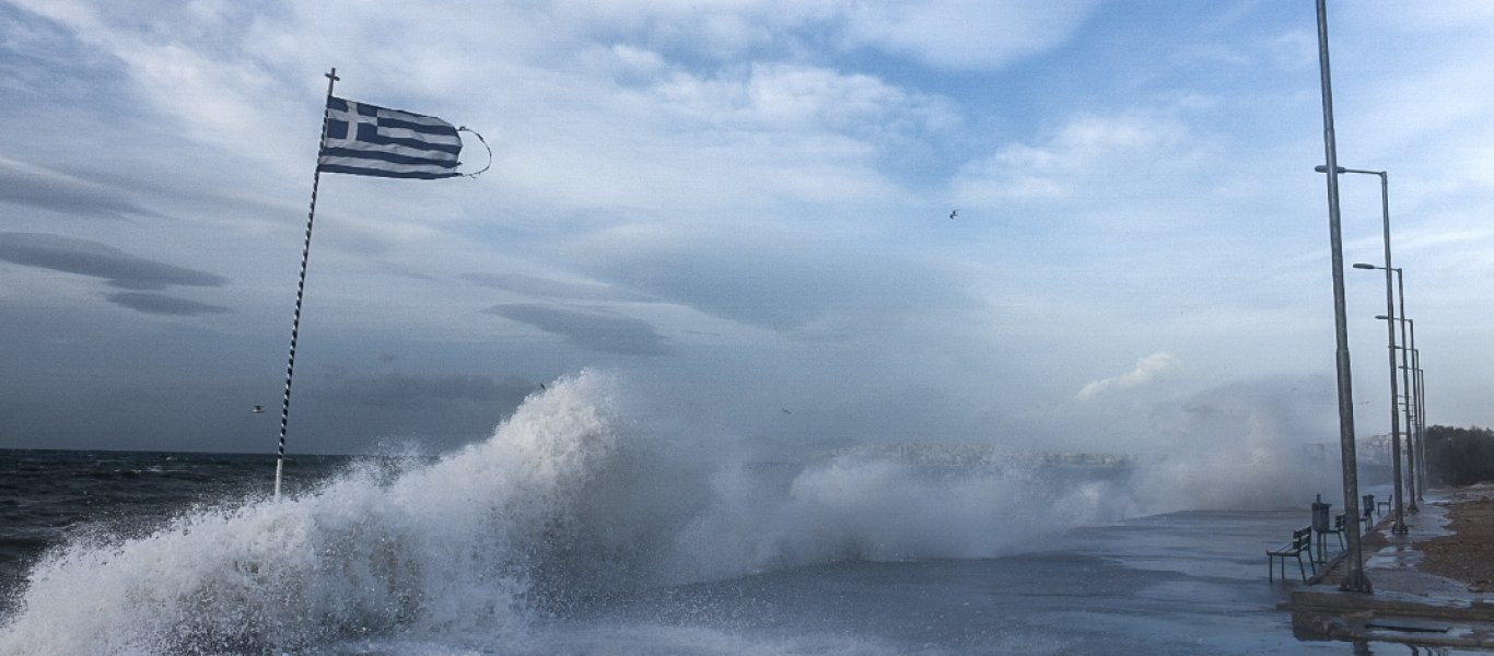 Τεράστια κύματα στην παραλία του Αλίμου